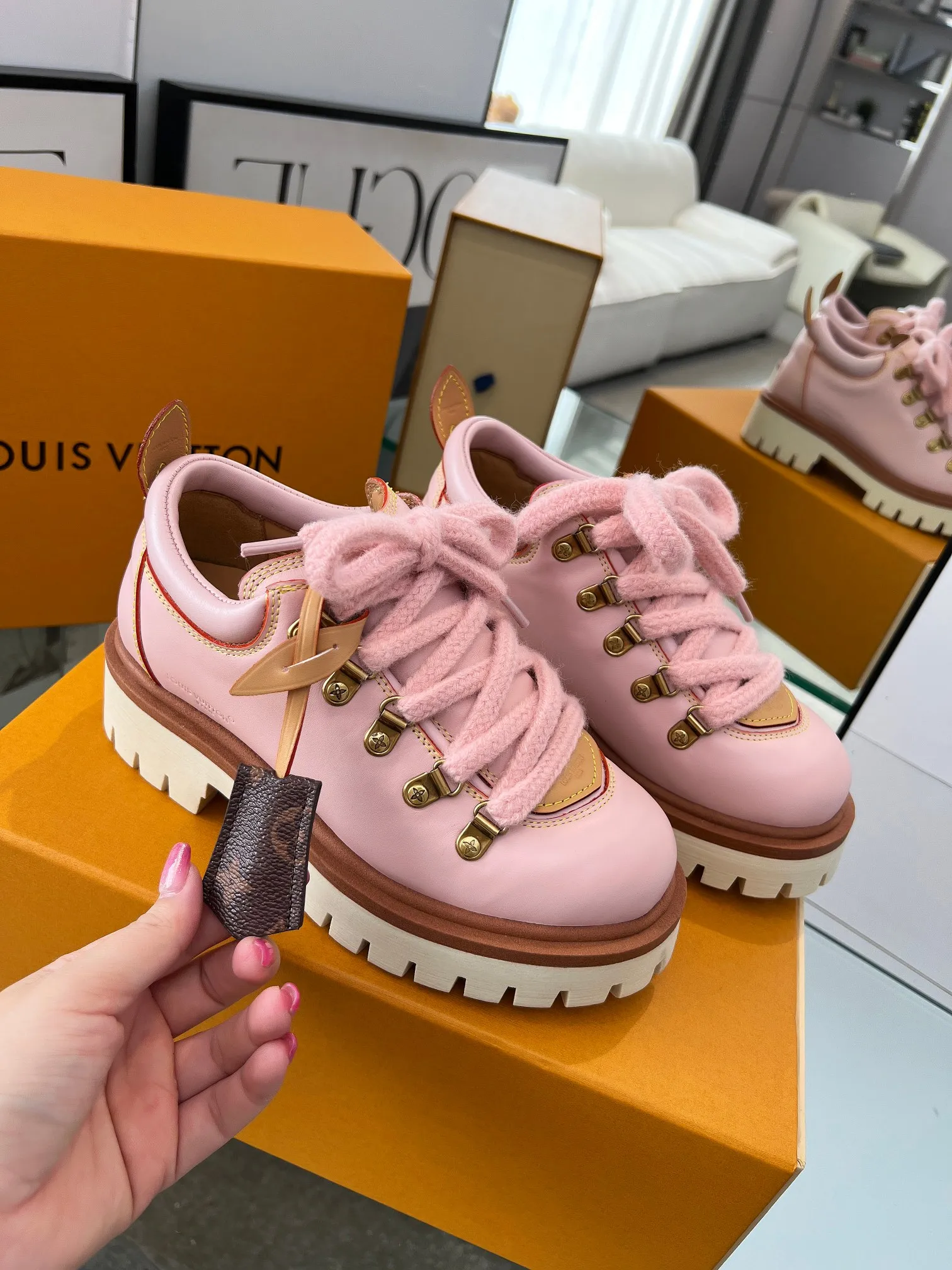 👟👟Ex-factory price 640👟👟 LV's new couple's thick-soled hiking shoes, your original custom-made large-soled shoe brand, giving the foot flexibility and freedom, a good pair of shoes to wear all summer. Fabric: First-layer imported calfskin, cowhide lining Size: 35-46 Welcome to send pictures to place orders